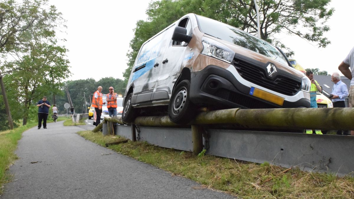 Busje belandt op vangrail na steen door voorruit