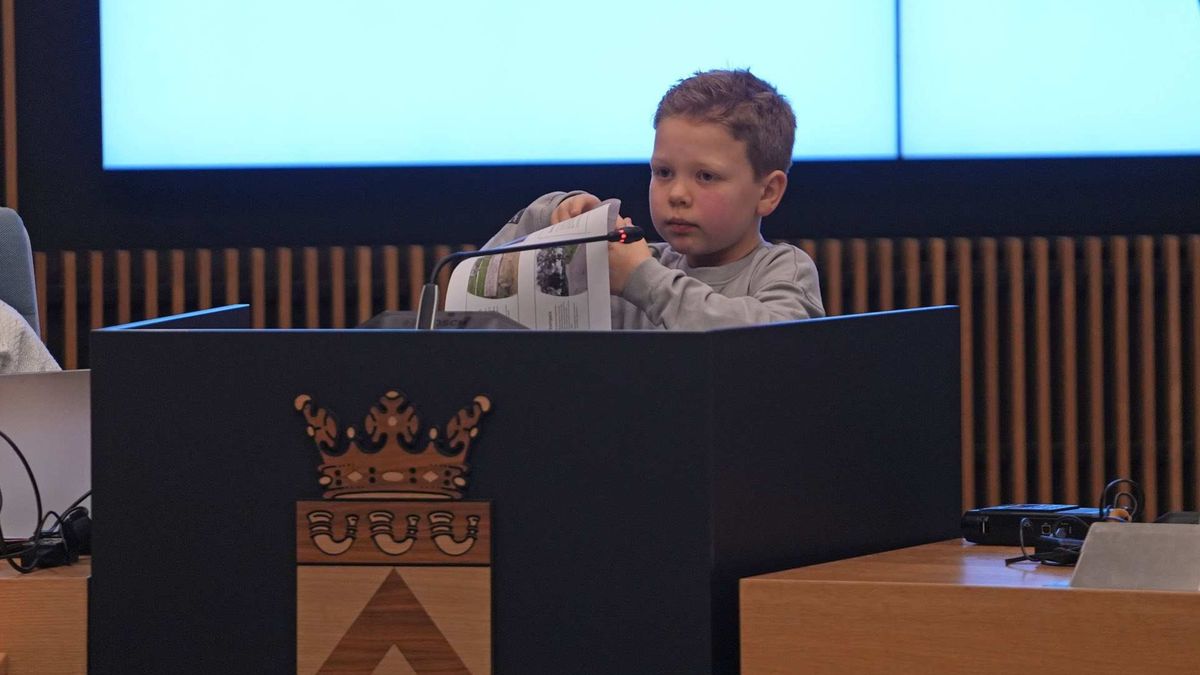 Met één toespraak krijgt Finn (8) verkeersveiligheid in Tungelroy bovenaan de agenda