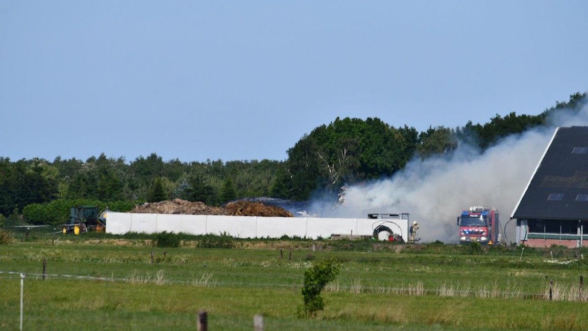 Veeschuur ontruimd vanwege brandende strobalen naast stal in Westerhaar