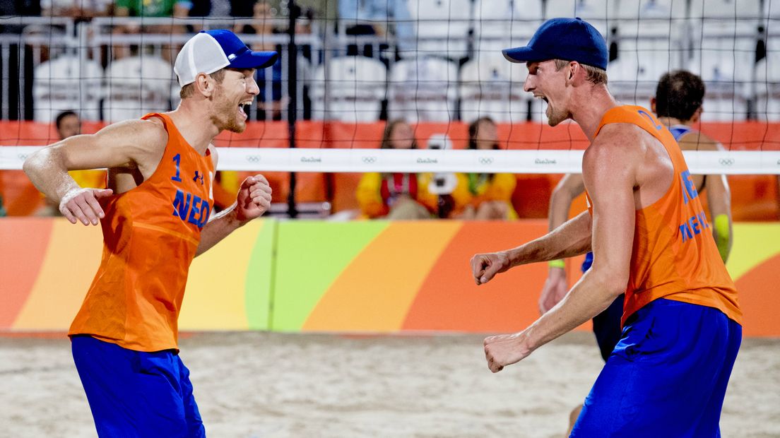 Alexander Brouwer en Robert Meeuwsen vieren het behalen van brons in Rio.