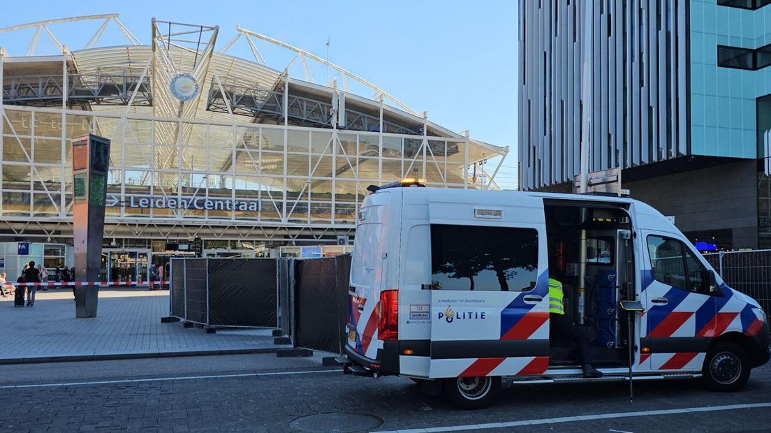 Zwarte schermen bij Leiden Centraal