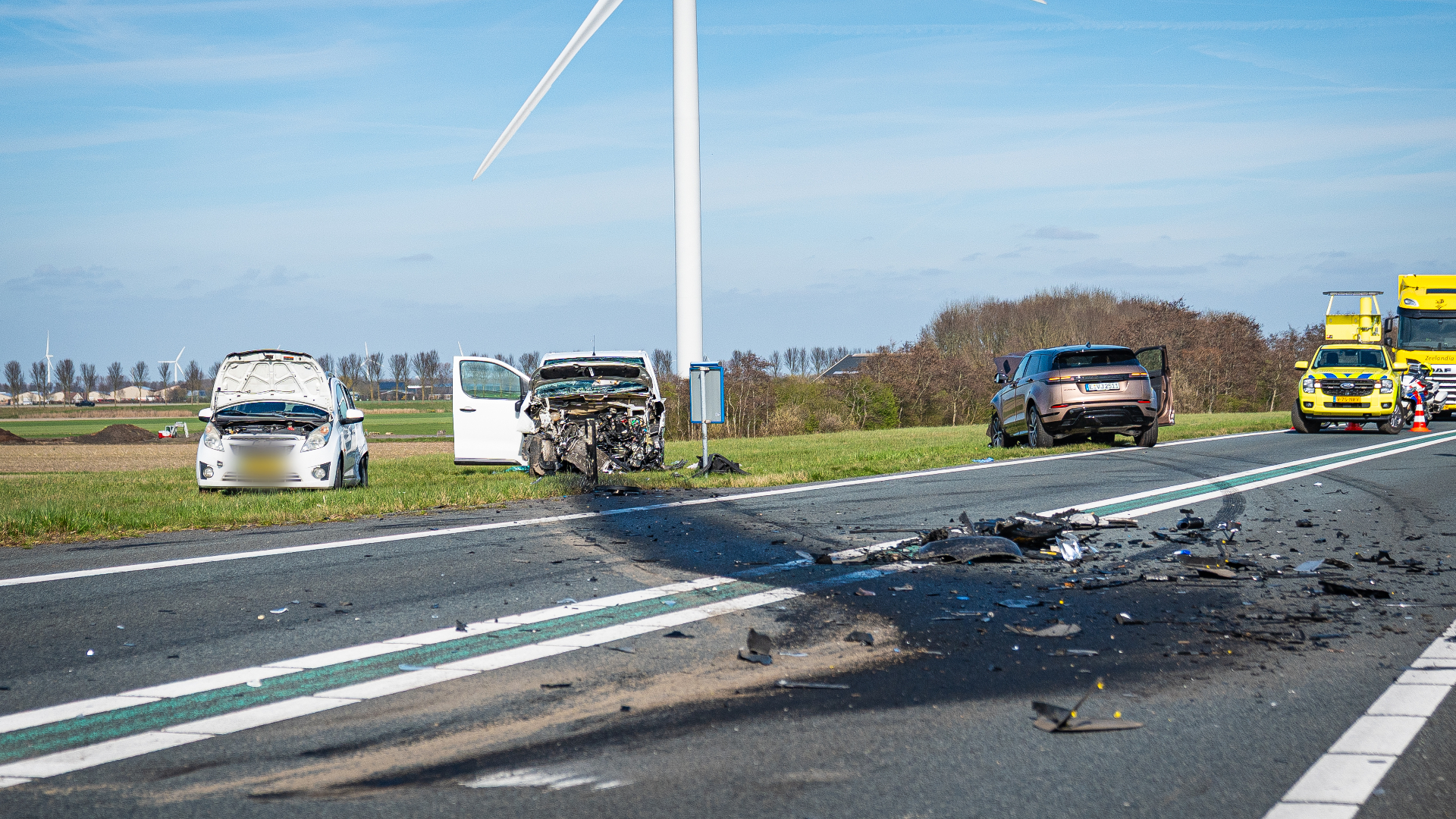 Bij de botsing waren drie voertuigen betrokken: twee auto's en een bestelbus.