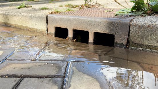 Al ruim drie maanden stroomt schoon drinkwater hier het riool in Home