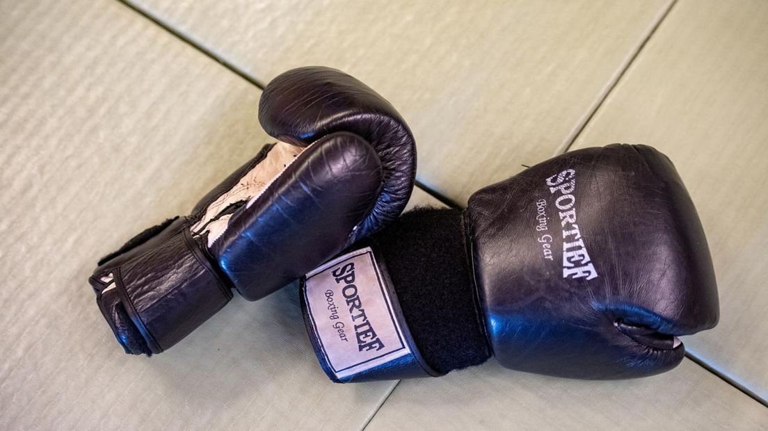 Een paar kickbokshandschoenen