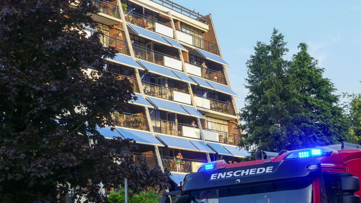 112 Nieuws: Woning in Enschedees flatgebouw vol met rook