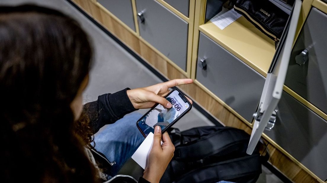 Thuis of in de kluis: hoe Twickel Hengelo de mobiele telefoon in de ban