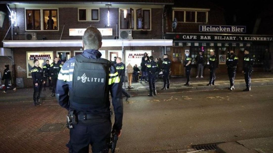 De politie in Arnhem had in de weken voor oud en nieuw haar handen vol aan rellende jongeren op de Geitenkamp.