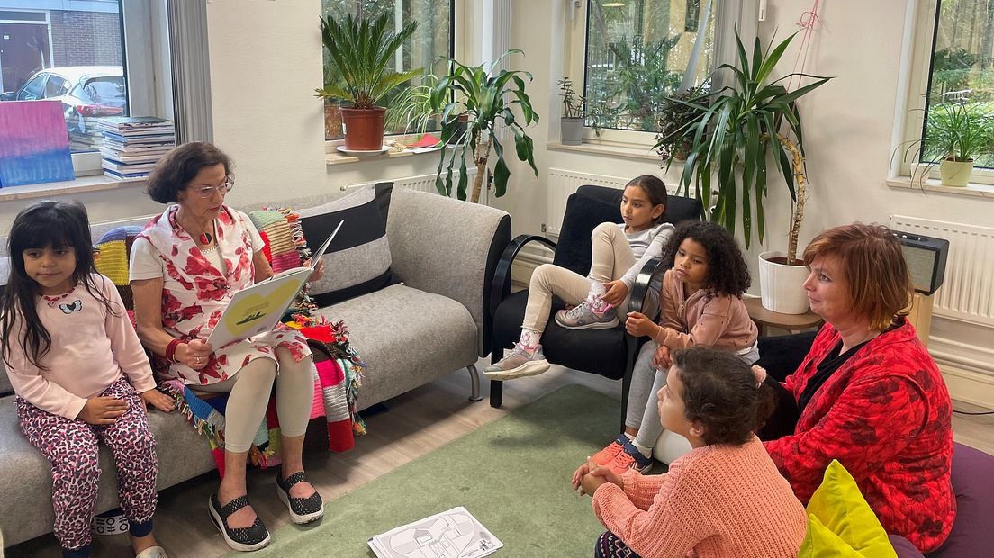 Kinderen in het AZC in Overvecht worden voorgelezen tijdens één van de vele voorleesfeestjes.