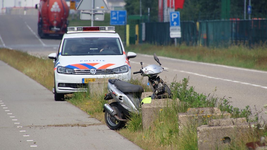 Scooterrijder gewond na botsing met betonblok