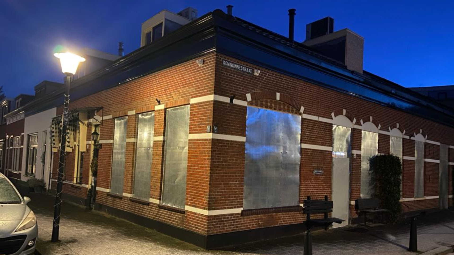 Houten schotten zijn bij een van de woningen van de Vlaardingse loodgieter vervangen door stalen platen