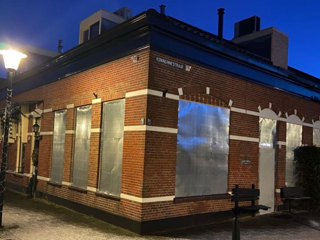 Houten schotten zijn bij een van de woningen van de Vlaardingse loodgieter vervangen door stalen platen