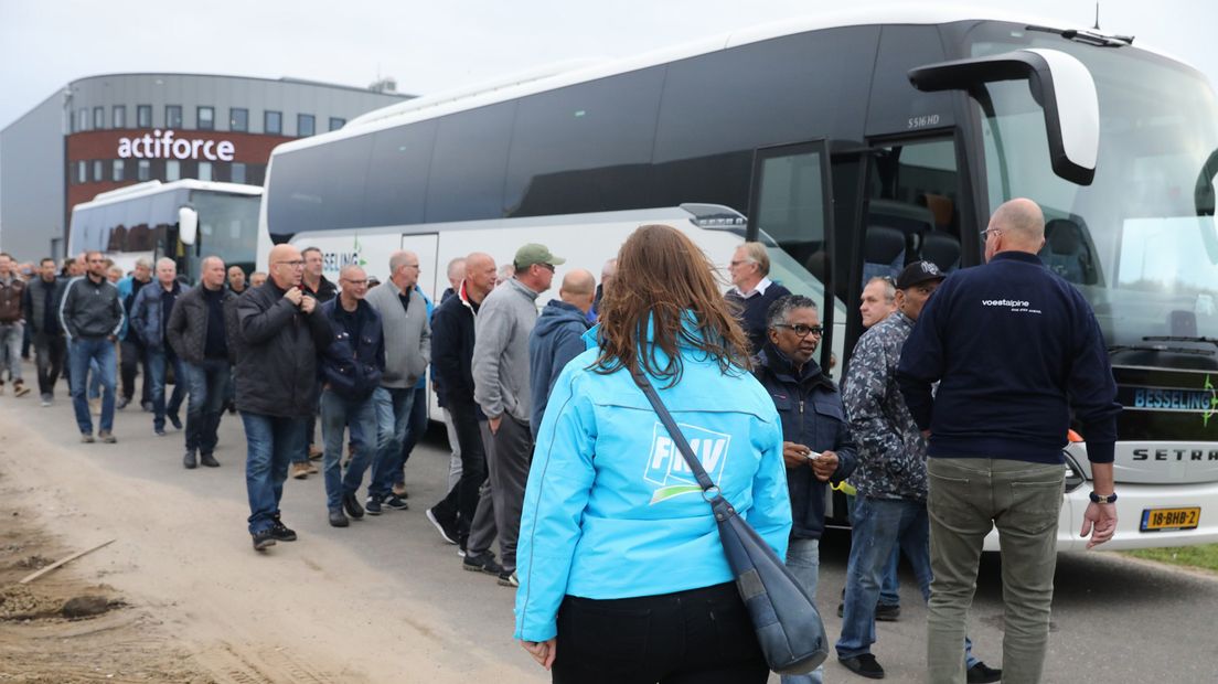 Medewerkers van Polynorm vertrekken per bus naar Hilversum om actie te voeren.