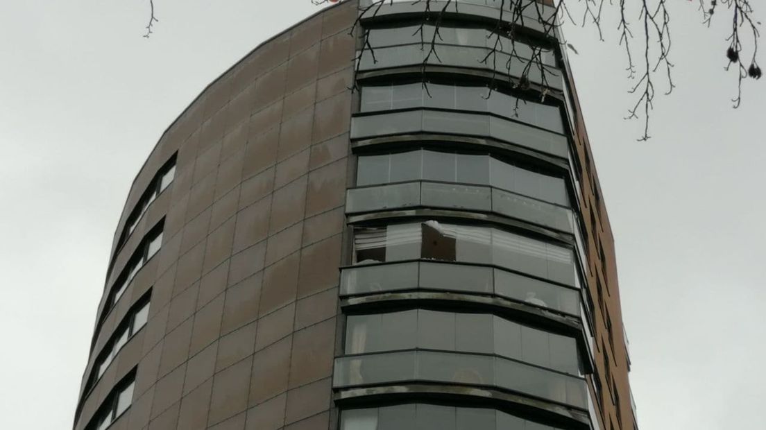 De gesneuvelde ruiten op een balkon in woontoren Het Raethuys in Stadskanaal