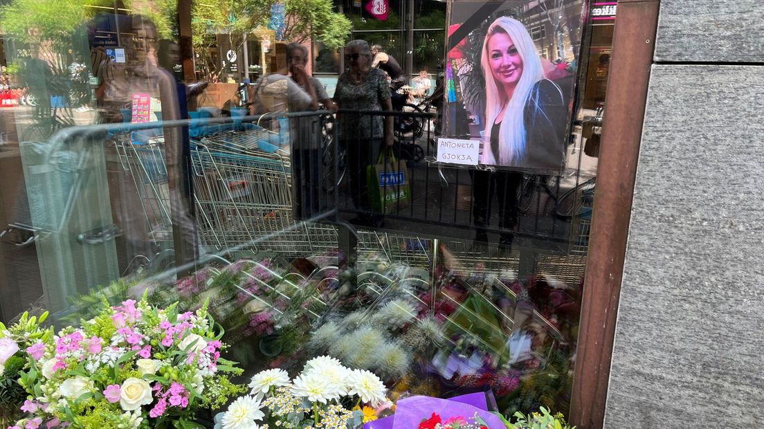 Een foto van het slachtoffer hangt bij de bloemenzee