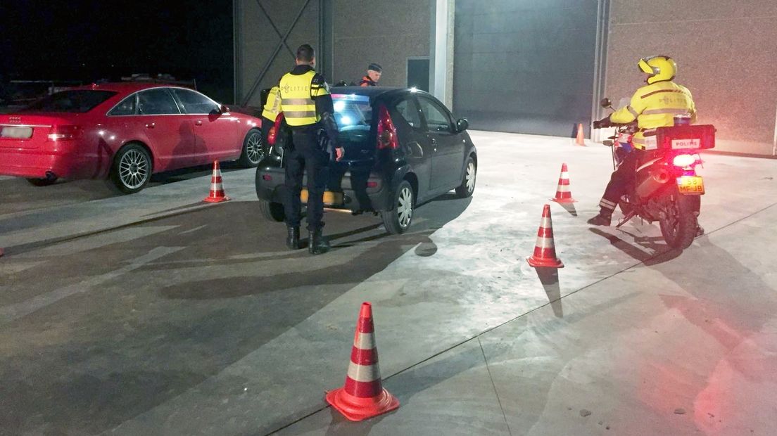 Belgische en Nederlandse politie houden controle in Westdorpe samen met de Marechaussee