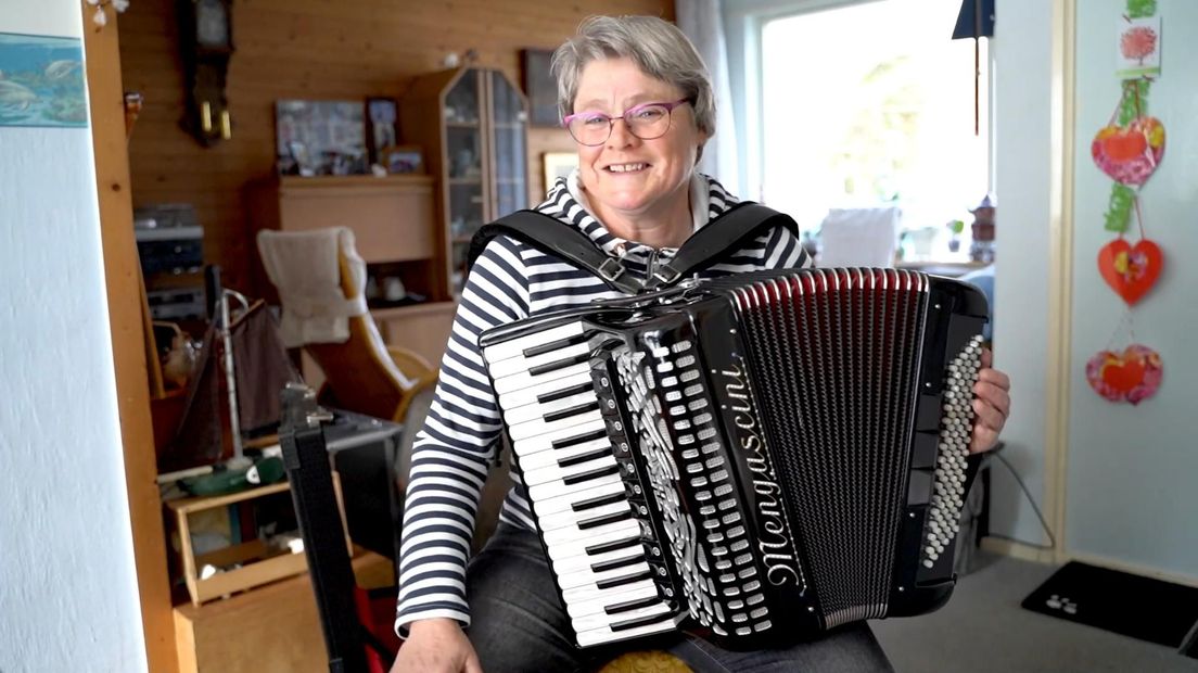 Jannie Seinstra met haar accordeon