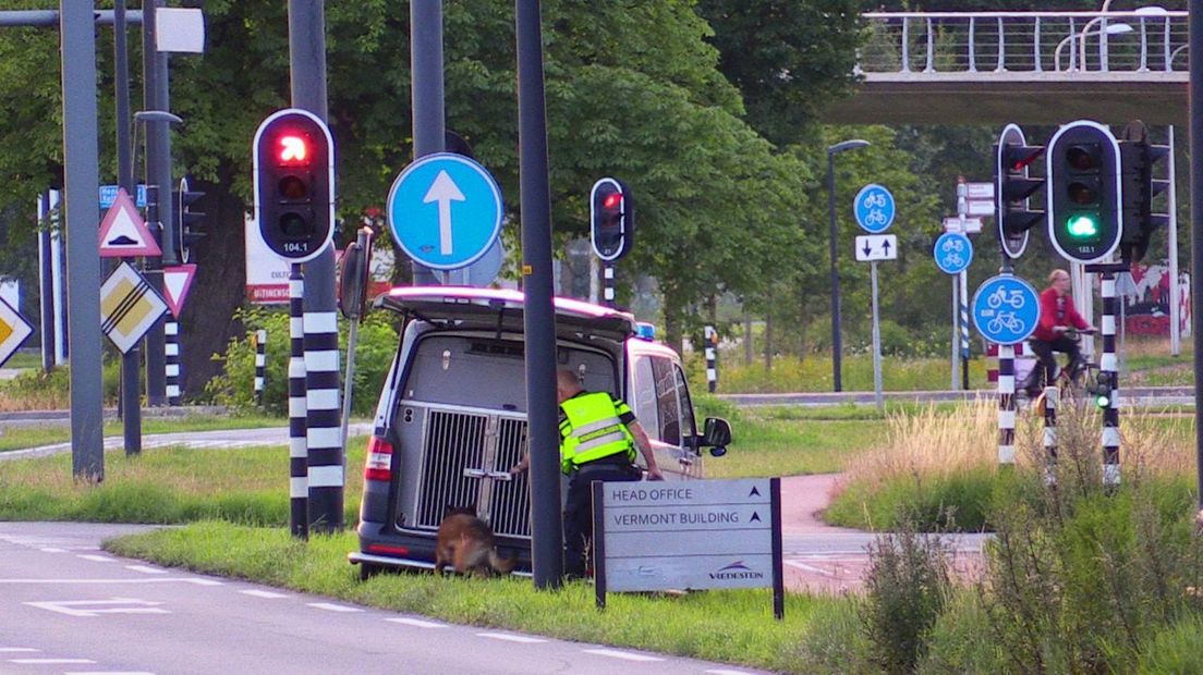 Vrachtwagen gekanteld in Enschede, chauffeur slaat op de vlucht
