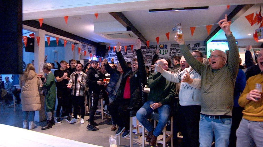 Feest in de kantine van WHS waar ook bezoeker FC Axel de wedstrijd meekijkt