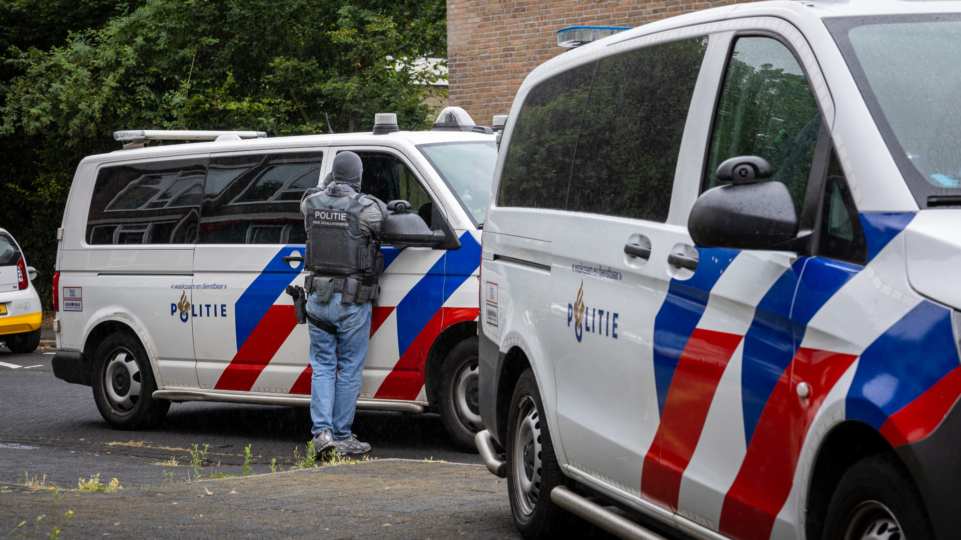 Het arrestatieteam is zondagmiddag een woning aan de Johan Wagenaarstraat in Schiedam binnengevallen.