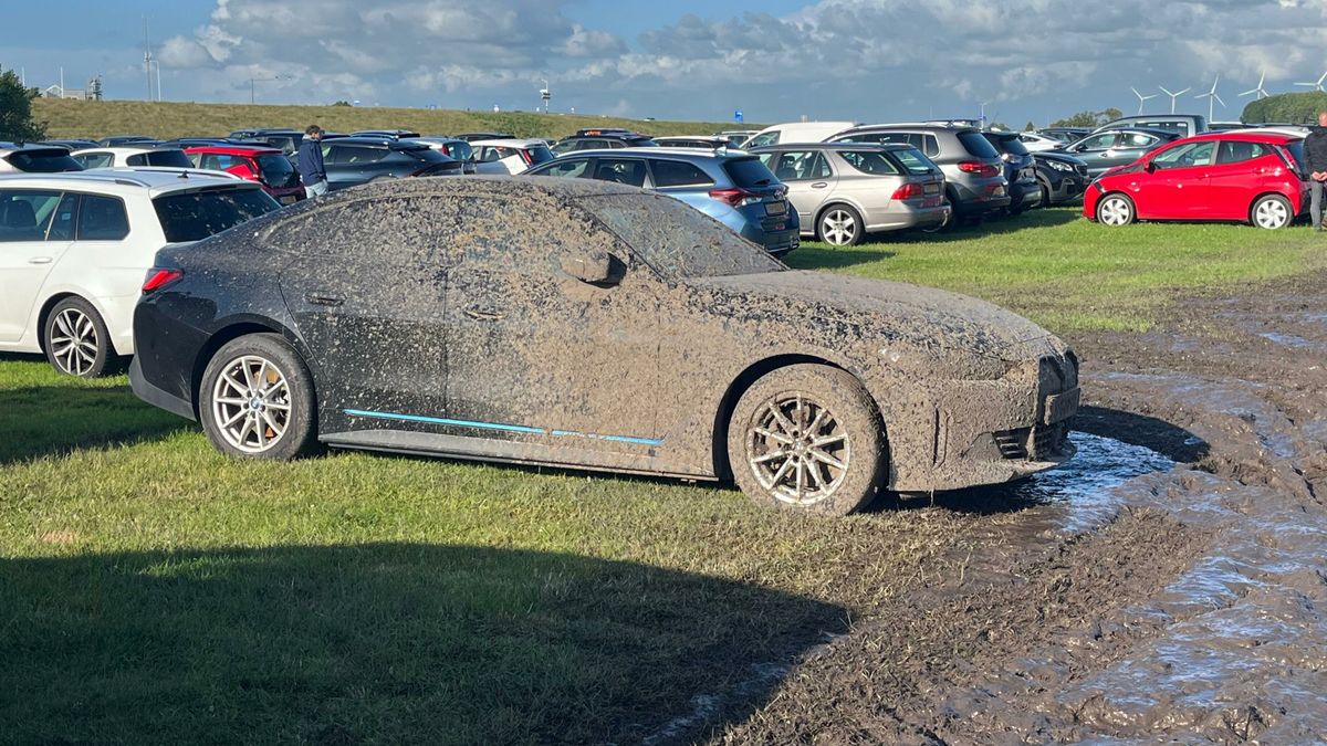 112-nieuws 16 juni: Honderden auto's vast in drek in Harlingen