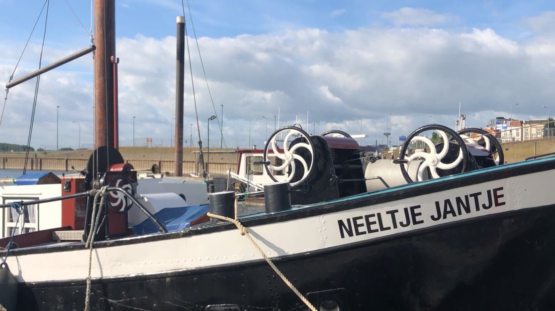 Neeltje Jantje is de laatste varende waalschokker, dankzij de inzet van een groep gepensioneerde vrijwilligers. Zij zijn nu op zoek naar jonge aanwas. Vrijwilliger Thijs Blankenstijn: 'Een boot moet varen.'