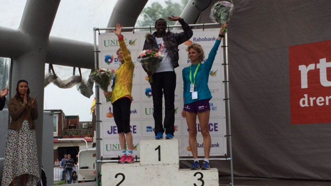 Bertha Bruggenkamp (rechts) pakt derde plek op halve marathon