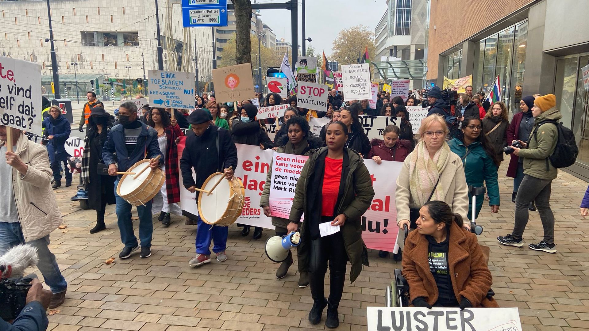 Ruim honderd slachtoffers toeslagenaffaire marcheerden in november 2021 naar het belastingkantoor