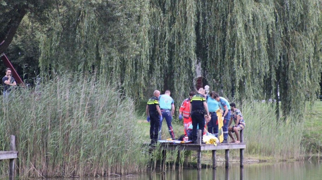 Man gewond bij duik in het water in Emmen (Rechten: De Vries Media)