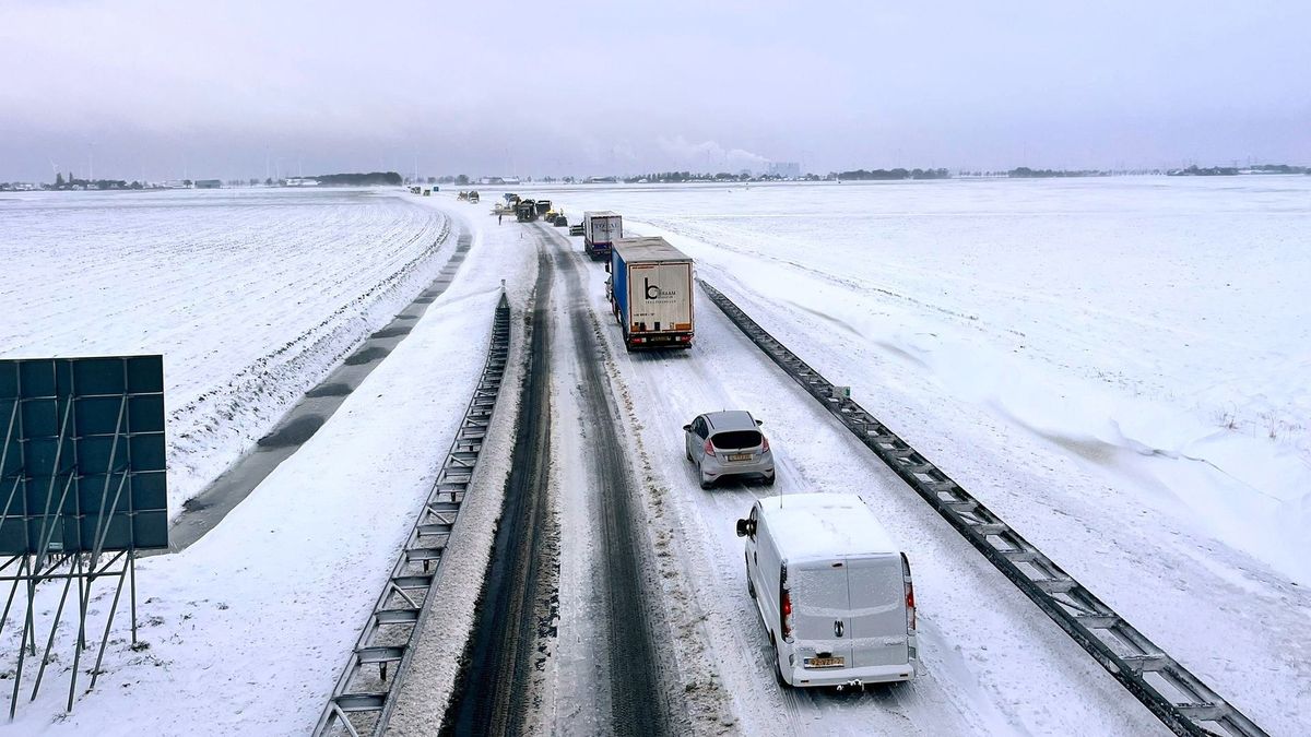 Sneeuwblog: Situatie op wegen verslechtert • Code oranje tot 21.00 uur • N388 tussen Grijpskerk en Z