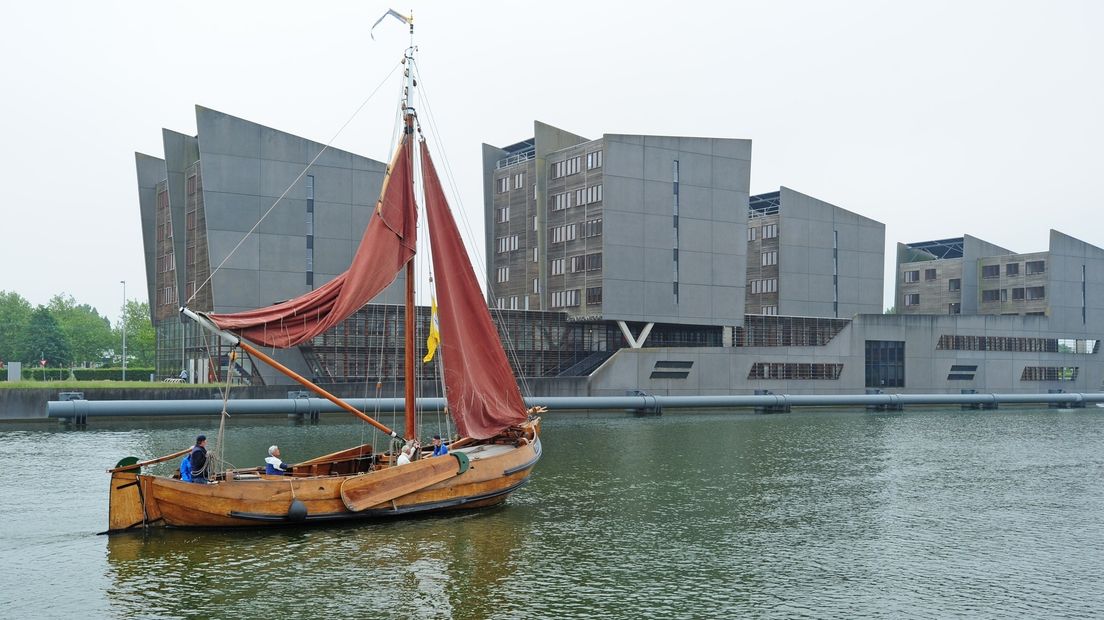 Stadskantoor in Middelburg vanaf het water