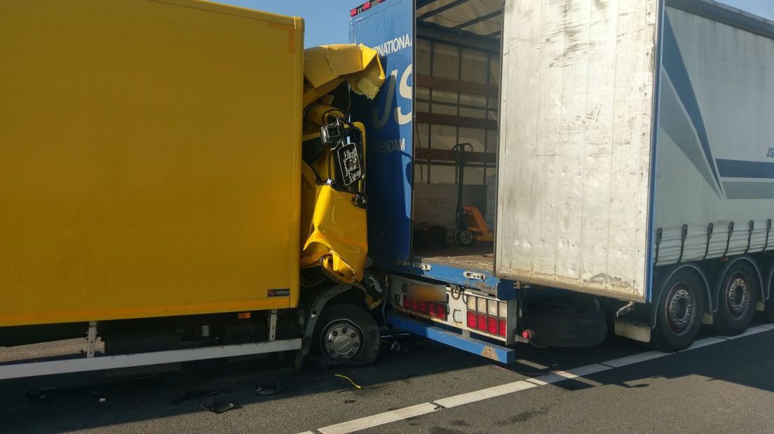 De A15 tussen Ochten en Tiel is weer vrijgegeven. Donderdagochtend stond er een lange file na meerdere ongevallen. Daarbij vielen twee gewonden.