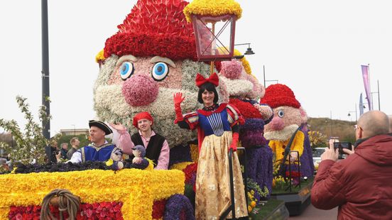 Bloemencorso Bollenstreek | Stoet in beweging, duizenden mensen langs de kant Home