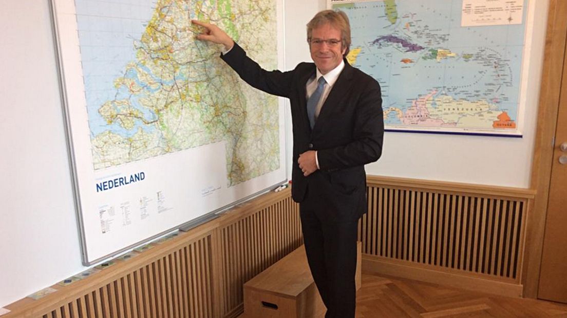 Minister Plasterk twitterde vrijdag een foto van Marc Witteman, die op de kaart 'zijn nieuwe gemeente' aanwijst.
