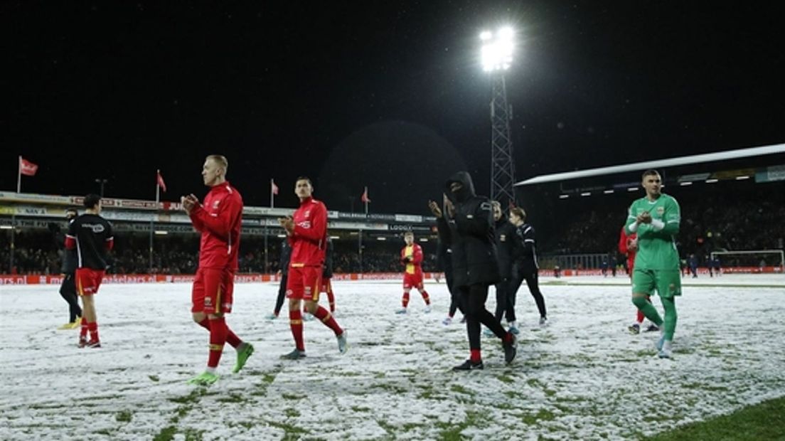 Tijdens de warming-up werd als snel duidelijk: voetballen is geen optie in Deventer