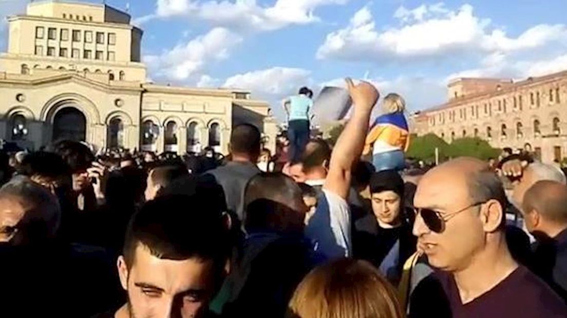 Nadat de Armeense president Sarkisian opstapte, barstte een daverend volksfeest los