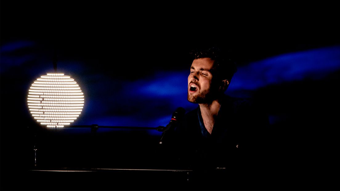 Duncan Laurence tijdens de finale van het Eurovisie Songfestival.