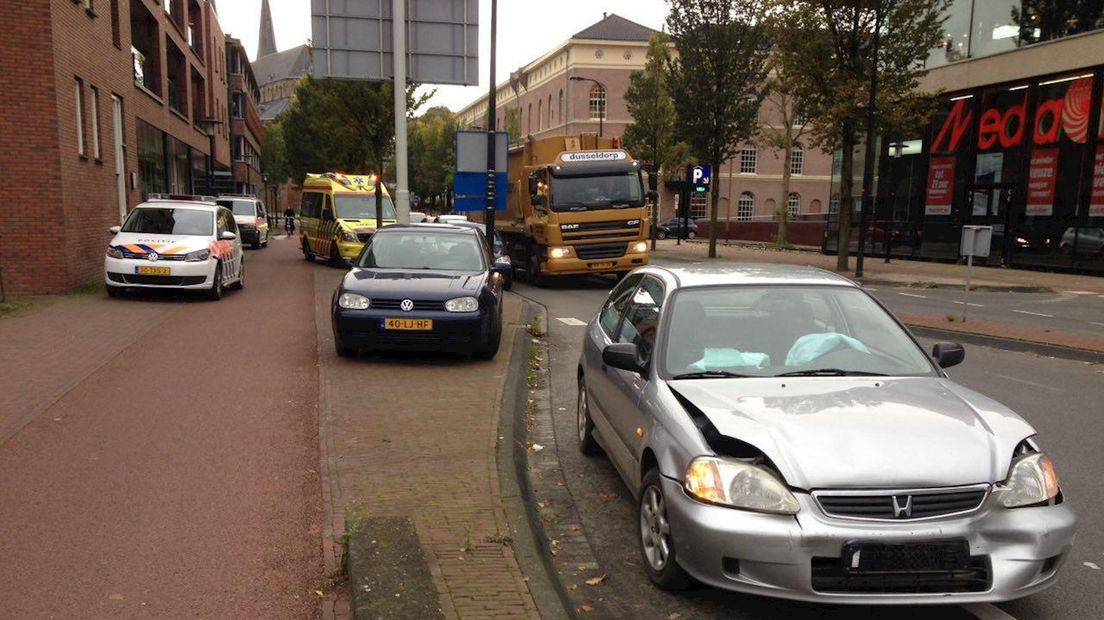Auto beschadigd na aanrijding in Deventer