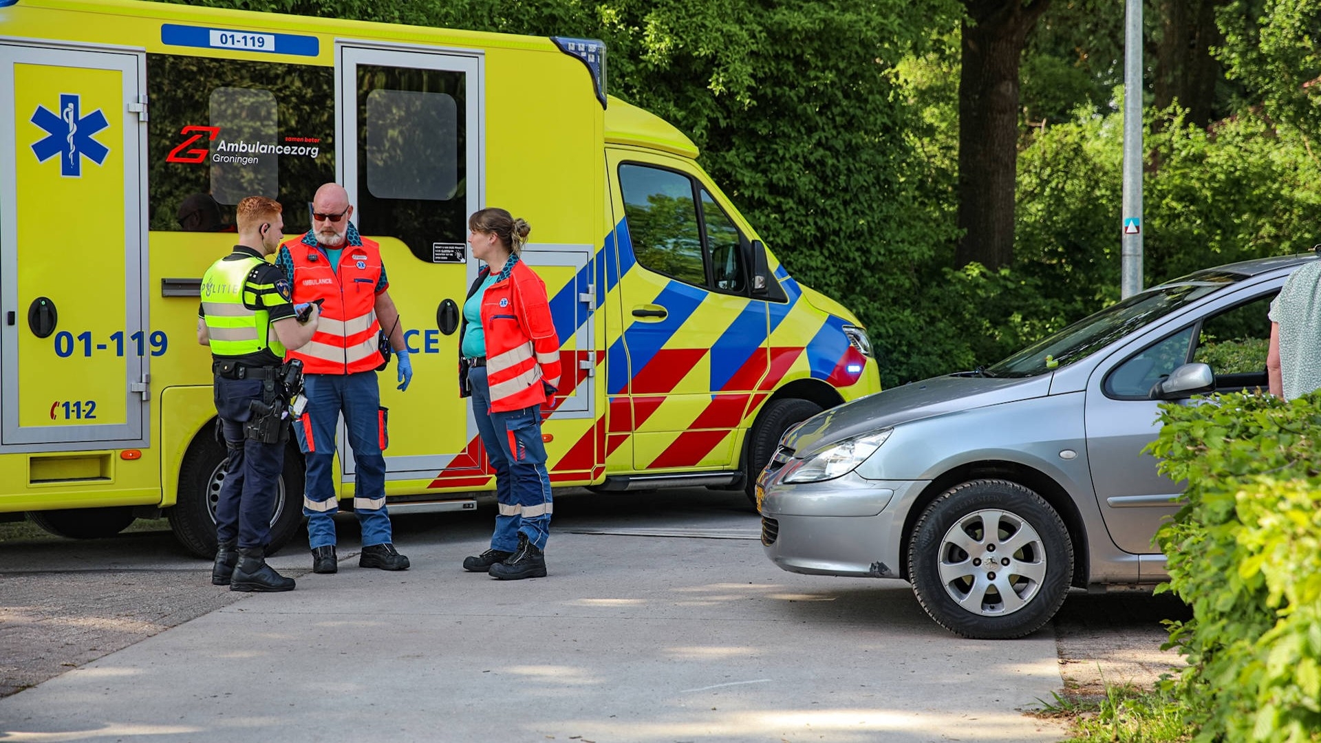 Rolstoelfietser zwaargewond bij aanrijding in Winschoten • Brand Harkstede onder controle.