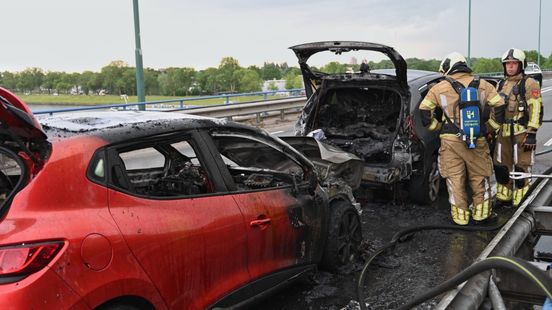 Autos vliegen in brand na botsing | Man opgepakt voor steekincident. Autos vliegen in brand na botsing | Man opgepakt voor steekincident.