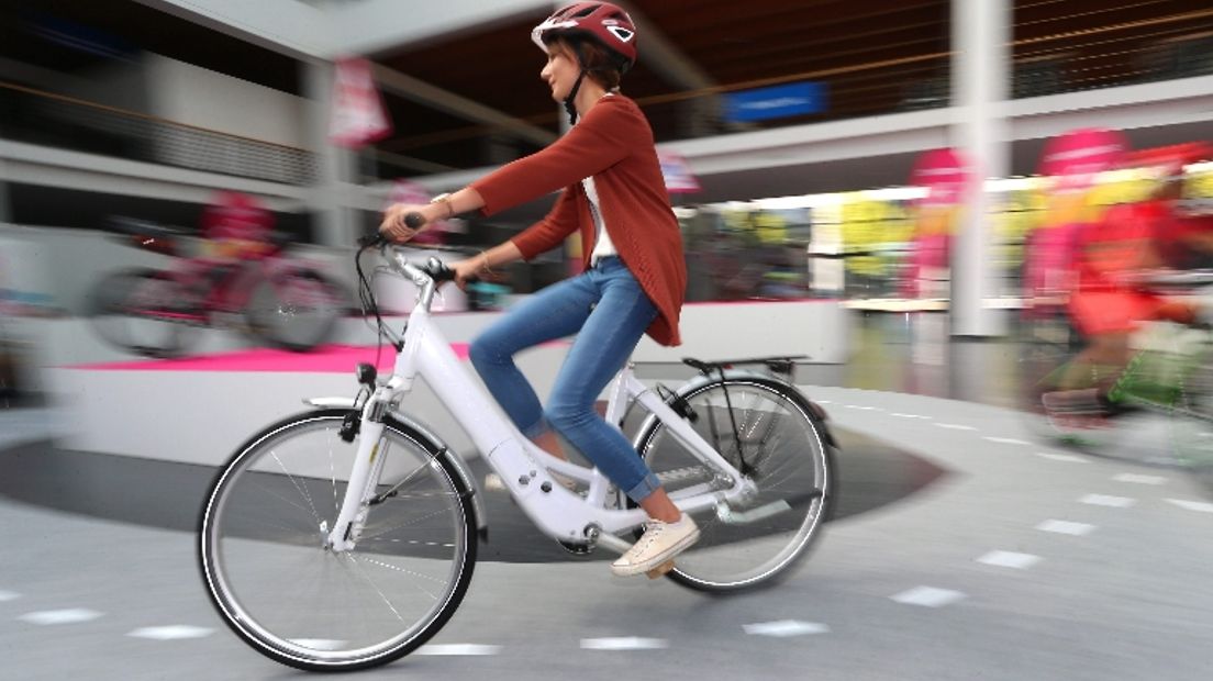 Artsen pleiten voor het dragen van een helm voor mensen op een e-bike (Rechten: EPA/Karl-Josef Hildenbrand)