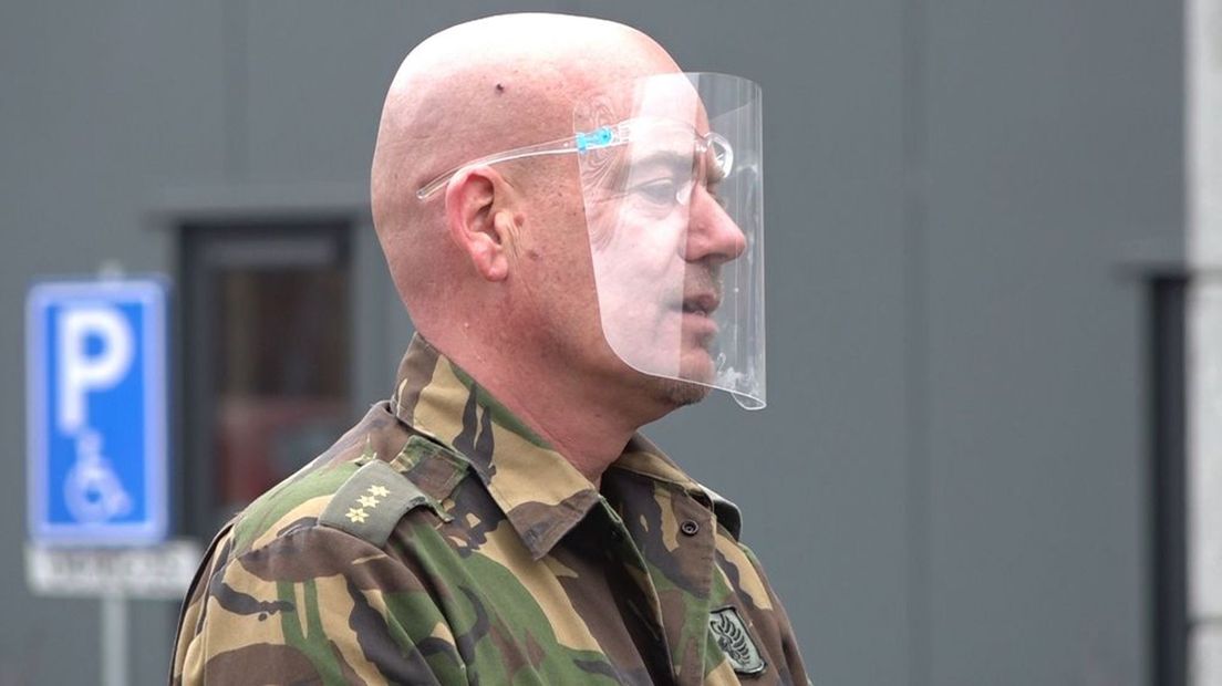 De hulpdiensten dragen doorzichtige spatmaskers zodat doven kunnen liplezen.