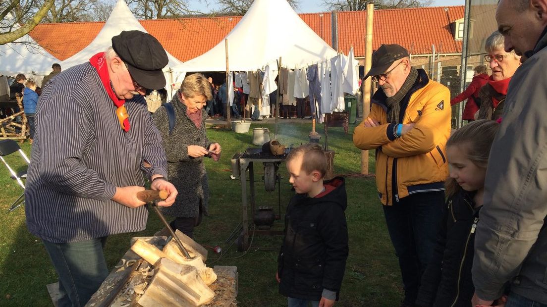Klompen maken (Rechten: RTV Drenthe / Hugo Boogaerdt)