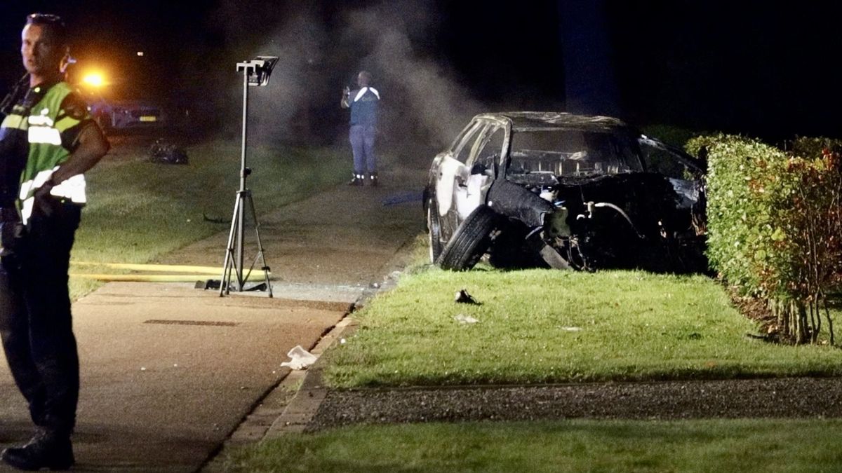 Omstanders redden inzittenden uit brandende auto na crash in Reutum