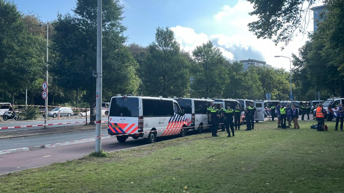 De politie staat klaar langs de A12