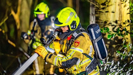 Bosbrand bij kerkdorp, twee tankautospuiten ter plaatse