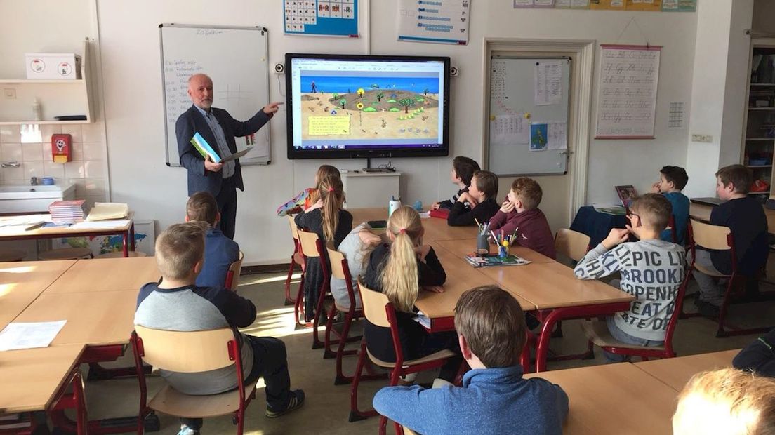 Hennie Tijs presenteert zijn boek op basisschool Esmoreit