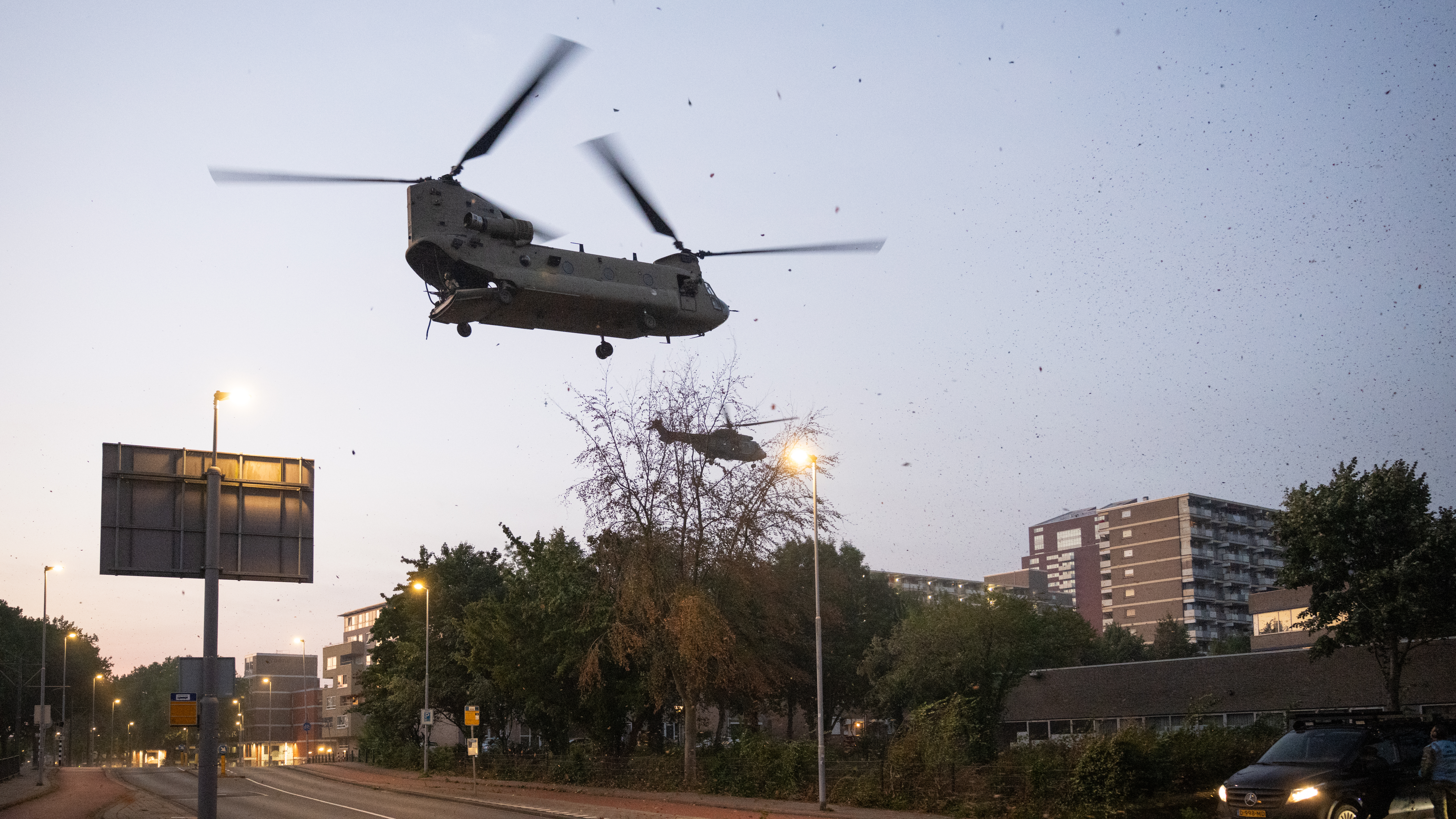 De helikopters vlogen heel laag over.