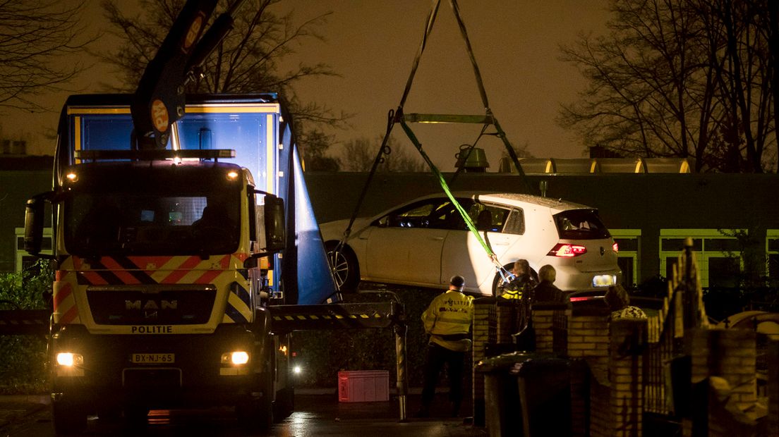 De politie nam één auto mee voor onderzoek.