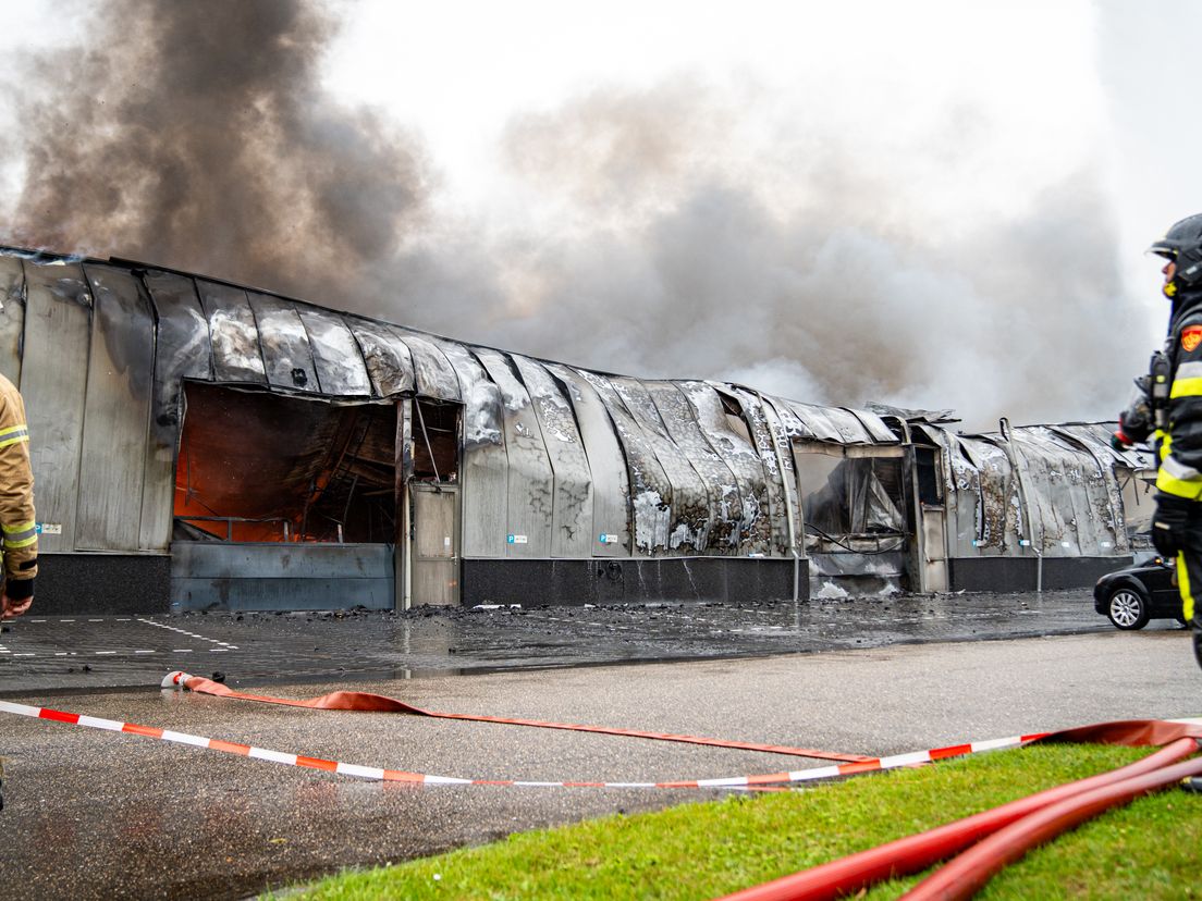 Verwoestende brand in bedrijfsloods Hellevoetsluis