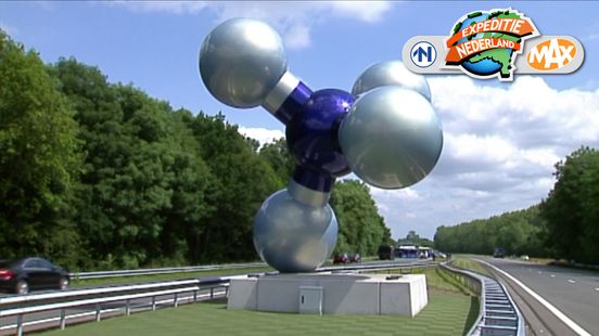 Expeditie Nederland van omroep Max bespreekt het kunstwerk 'De Gasmolecule' bij Kolham